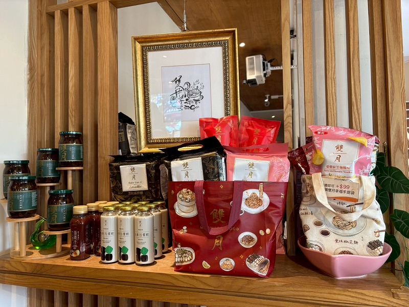 雙月食品社の有名な麺も買える