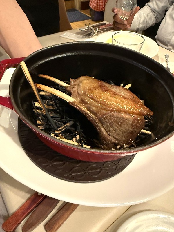 オーストラリア産 骨付き仔羊のわら焼きロースト