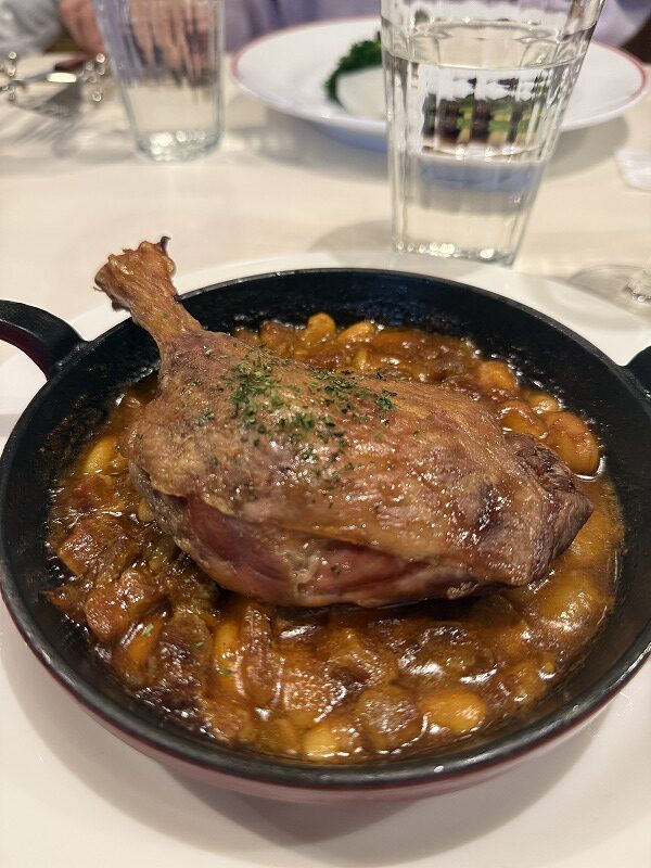 鴨もも肉コンフィとカスレ(吉田豚、子羊、白いんげん豆の煮込みの南仏郷土料理)