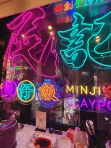 民記煲仔飯のネオン
