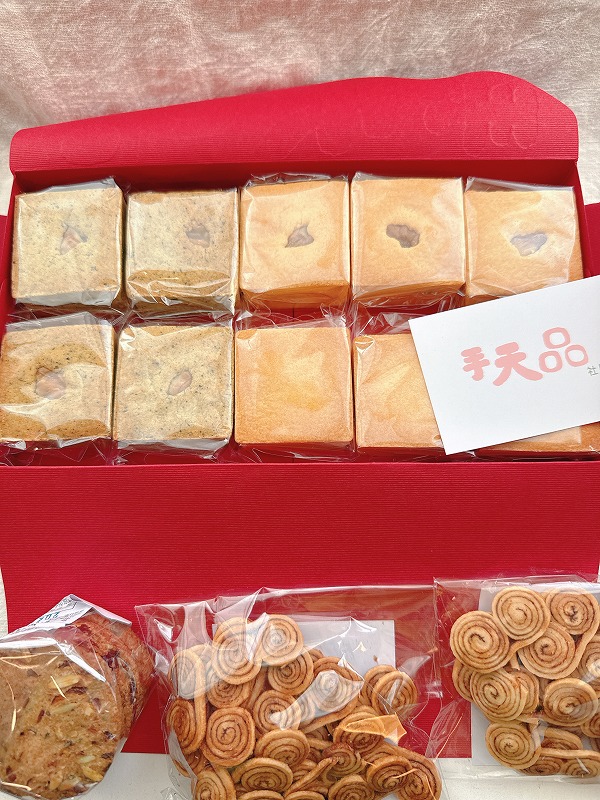 手天品のパイナップルケーキとクッキー