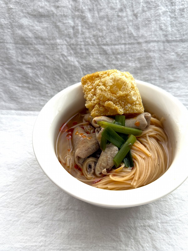 香酥豆皮とモツを乗せた麺線