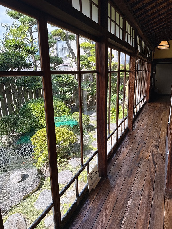 二度の地震を乗り越えた大正ガラス