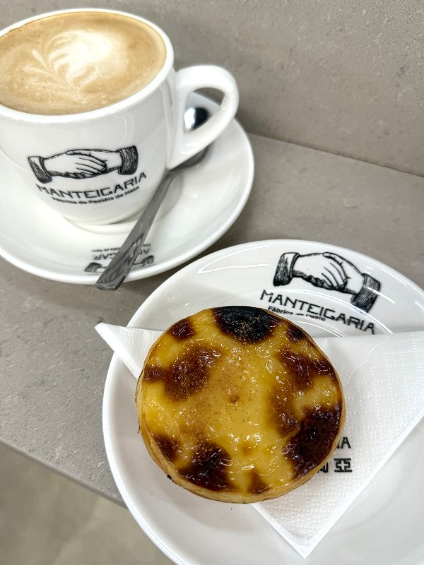 エッグタルトとカフェオレ